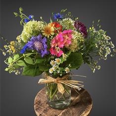 Glass vase arrangement 